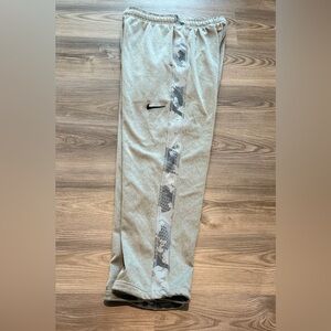 Nike Therma Fit KO Chain Energy Print Sweatpant Gray Mens size Medium